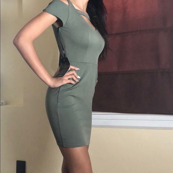 Bebe pointe cold shoulder dress with tags - Picture 3 of 3